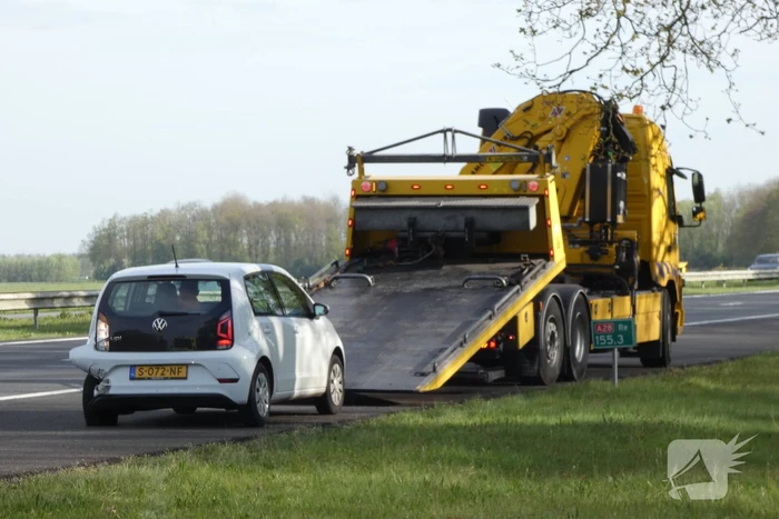 Taxi botst achterop personenauto op A28