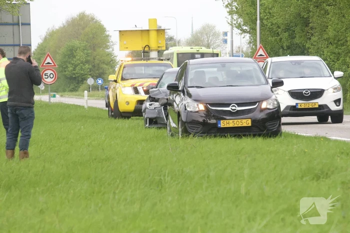Gewonde en auto's fiks beschadigd bij kop-staartbotsing