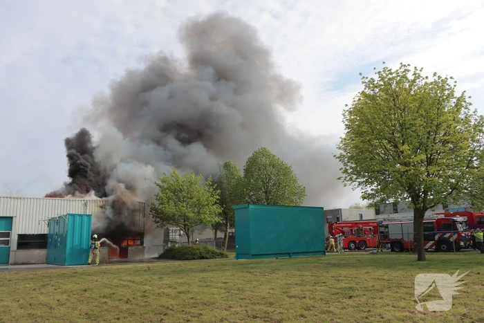 Grote uitslaande brand in bedrijfspand