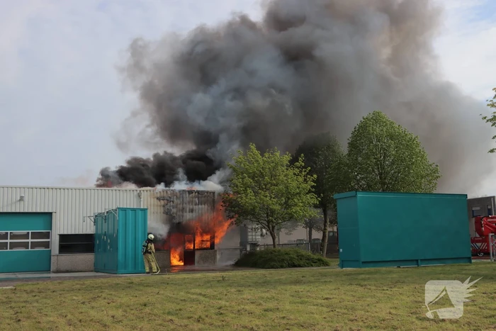 Grote uitslaande brand in bedrijfspand