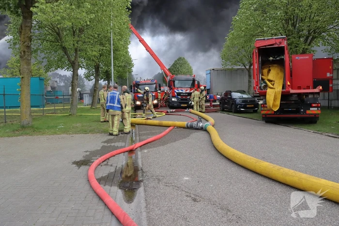Grote uitslaande brand in bedrijfspand