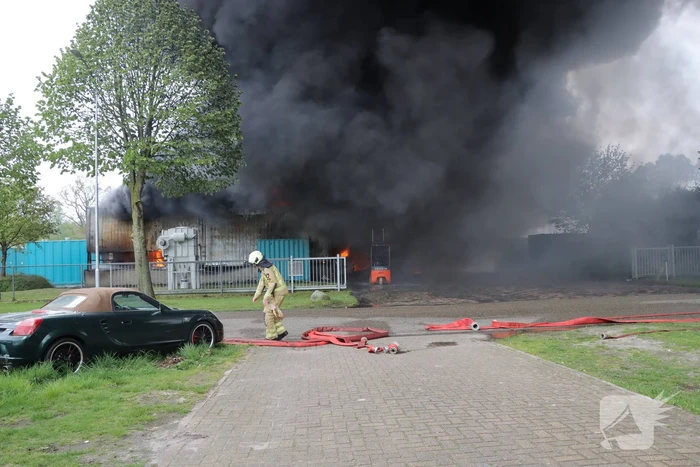 Grote uitslaande brand in bedrijfspand