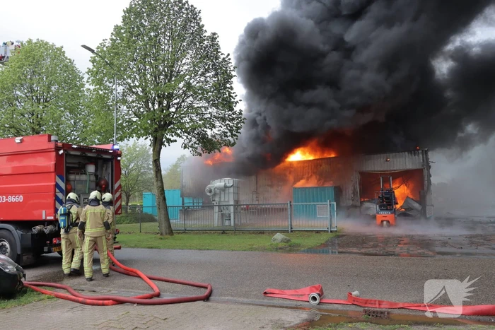 Grote uitslaande brand in bedrijfspand