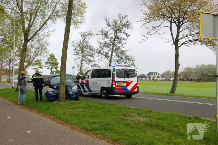 Auto klapt frontaal op boom