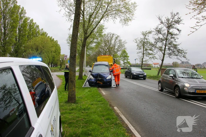 Auto klapt frontaal op boom