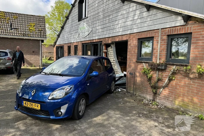 Automobiliste rijdt groentewinkel binnen