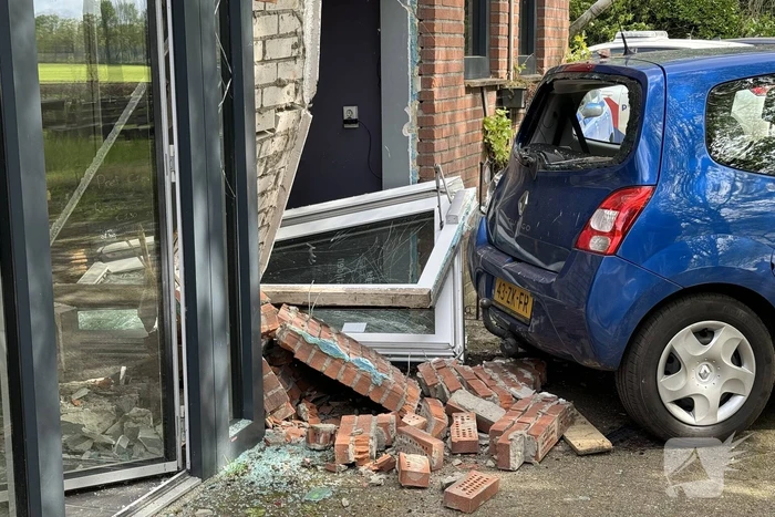 Automobiliste rijdt groentewinkel binnen