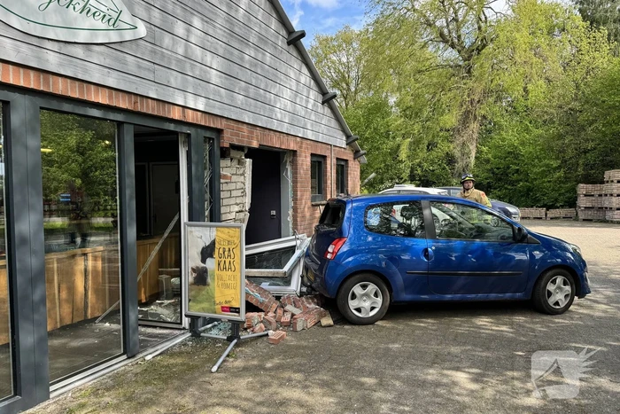 Automobiliste rijdt groentewinkel binnen