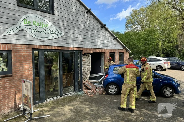 Automobiliste rijdt groentewinkel binnen