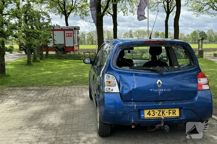 Automobiliste rijdt groentewinkel binnen