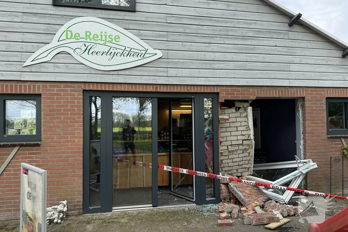 Automobiliste rijdt groentewinkel binnen