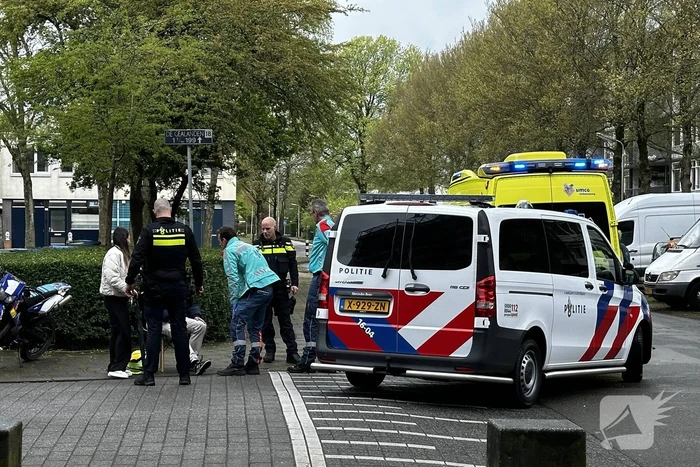 Automobilist en brommerrijder botsen
