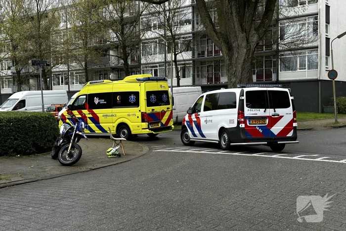 Automobilist en brommerrijder botsen