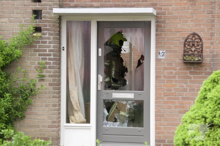 Deur ingebeukt na pannetje op het vuur