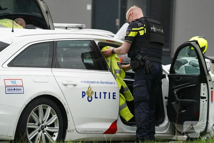 Politie valt bedrijfspand binnen