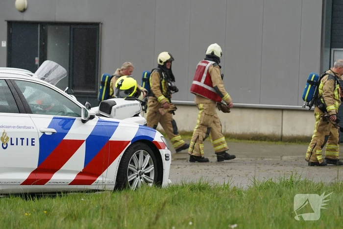 Politie valt bedrijfspand binnen