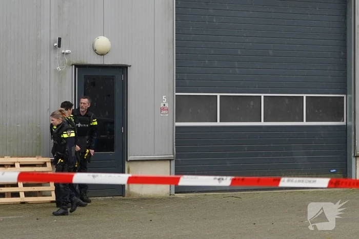 Politie valt bedrijfspand binnen