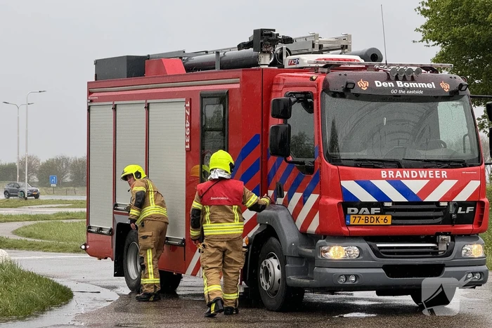 Brandweer assisteert bij stormschade aan boom