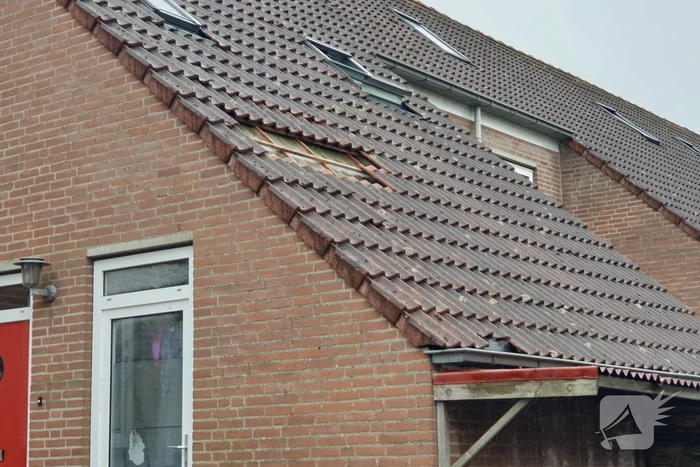 Meerdere dakpannen gesneuveld na harde wind