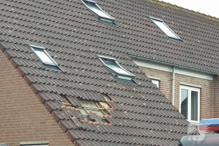 Meerdere dakpannen gesneuveld na harde wind