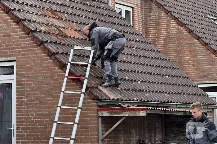 Meerdere dakpannen gesneuveld na harde wind