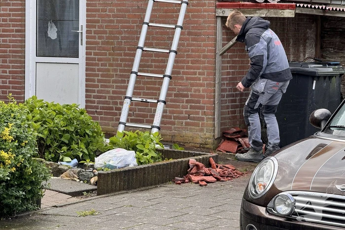 Meerdere dakpannen gesneuveld na harde wind