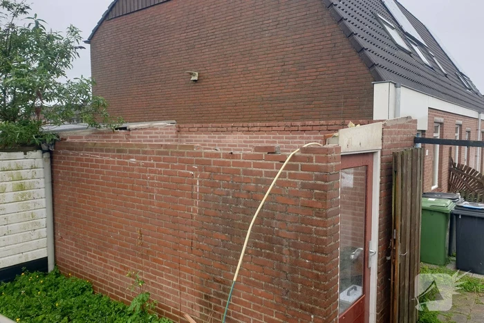Dak waait van schuur af