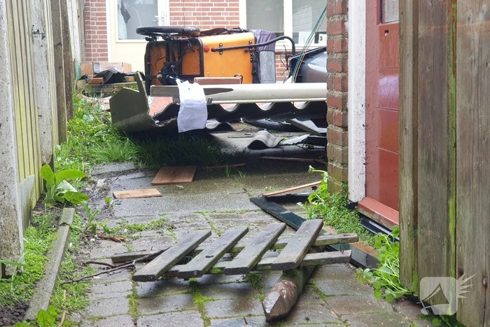 Dak waait van schuur af