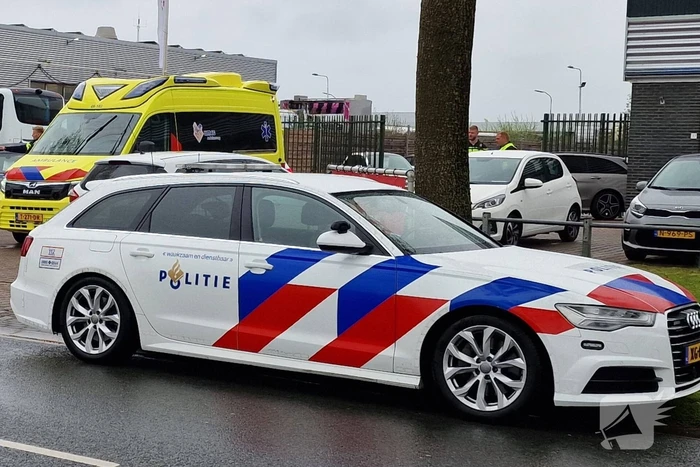 Vrouw op fiets aangereden door auto