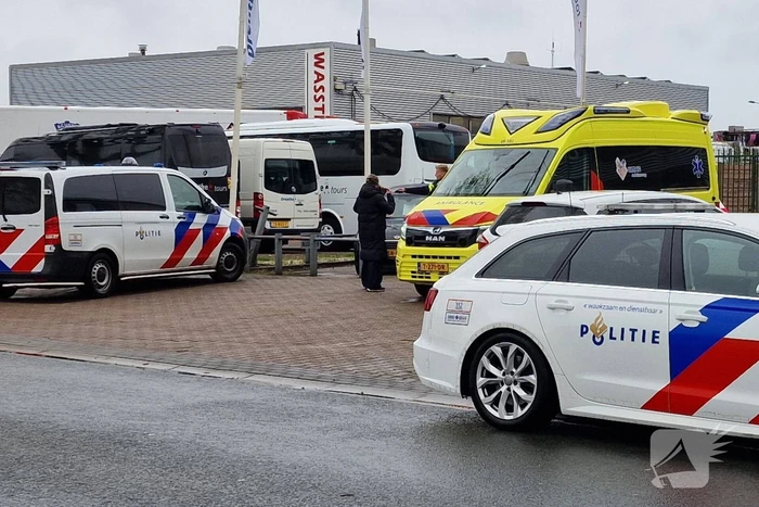Vrouw op fiets aangereden door auto