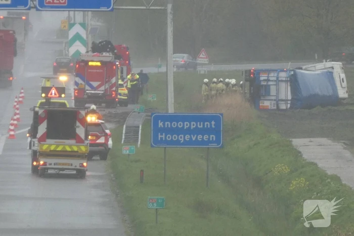 Vrachtwagen raakt van de weg en kantelt