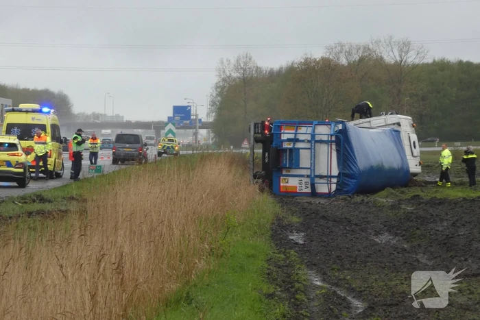 Vrachtwagen raakt van de weg en kantelt
