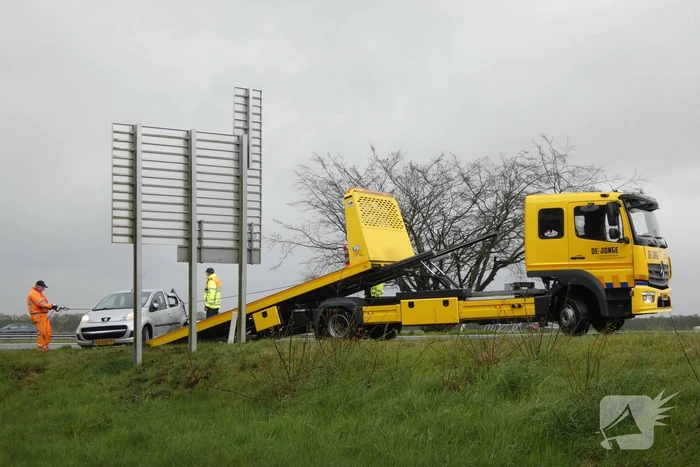 Auto belandt op de kant na ongeval