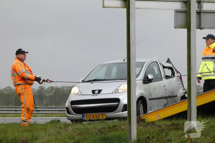 Auto belandt op de kant na ongeval