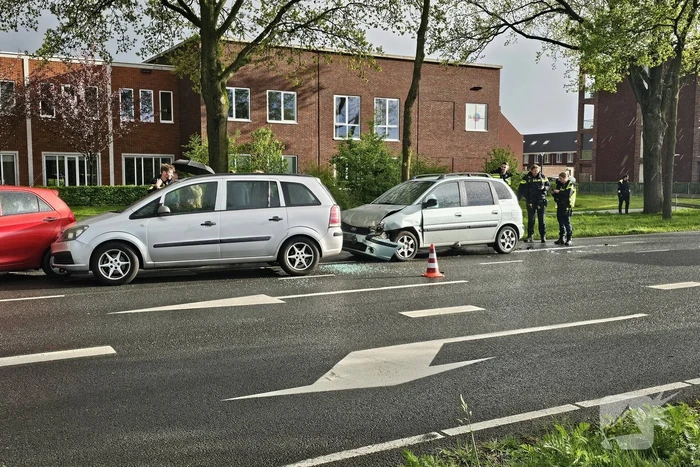 Drie voertuigen in botsing voor verkeerslicht