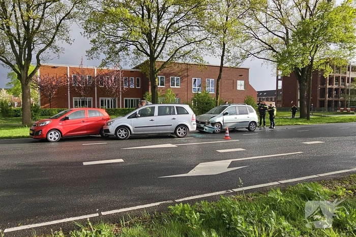Drie voertuigen in botsing voor verkeerslicht
