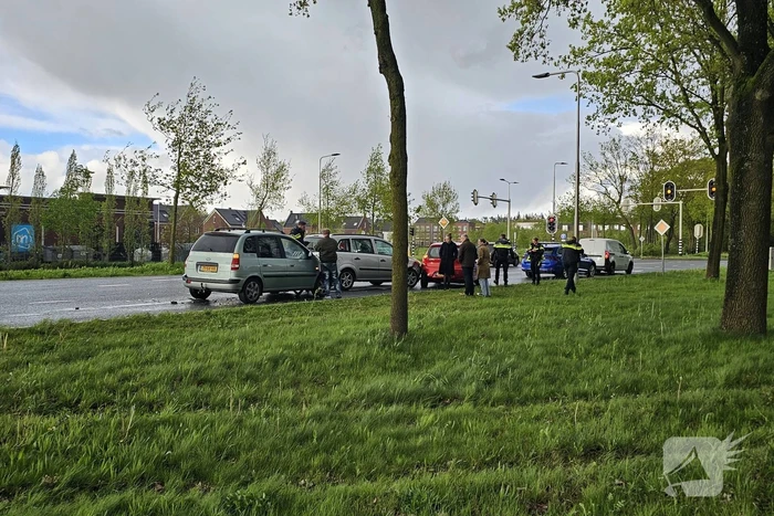 Drie voertuigen in botsing voor verkeerslicht