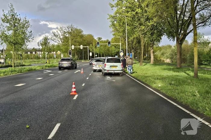Drie voertuigen in botsing voor verkeerslicht