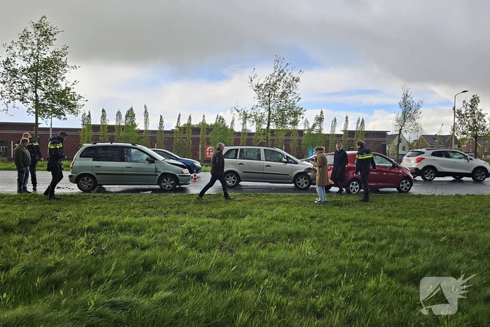 Drie voertuigen in botsing voor verkeerslicht
