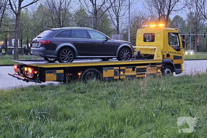 Auto klapt op verkeersportaal
