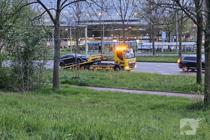 Auto klapt op verkeersportaal