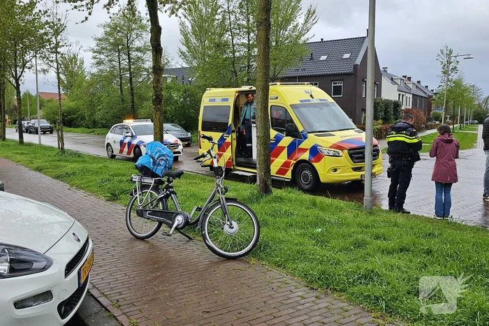 Kind botst met fiets achterop auto