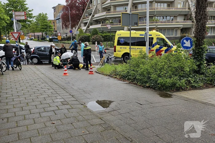 Fietser en automobilist in botsing