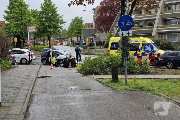 Fietser en automobilist in botsing