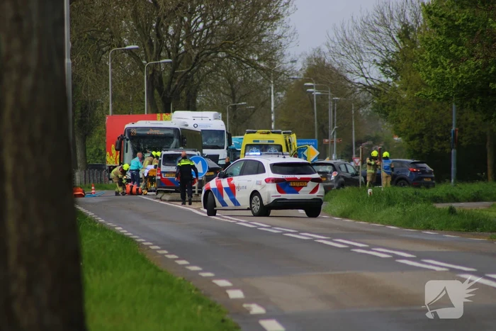 Frontale aanrijding tussen lijnbus en auto