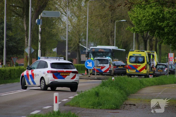 Frontale aanrijding tussen lijnbus en auto
