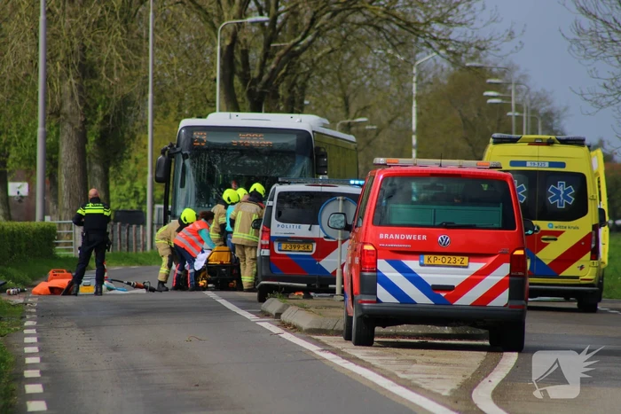 Frontale aanrijding tussen lijnbus en auto