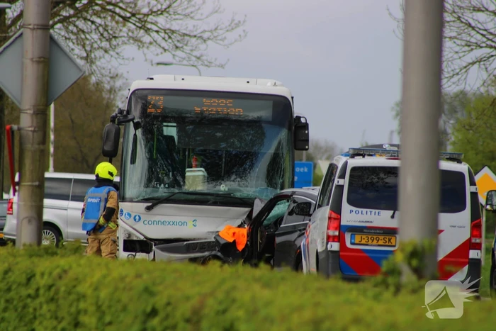 Frontale aanrijding tussen lijnbus en auto