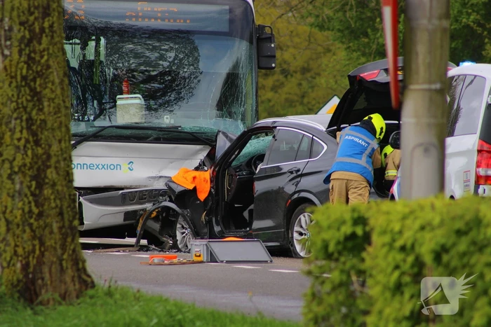 Frontale aanrijding tussen lijnbus en auto