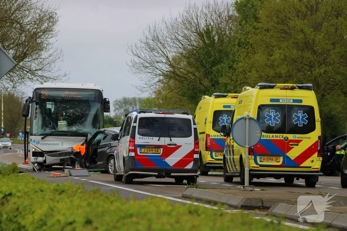 Frontale aanrijding tussen lijnbus en auto
